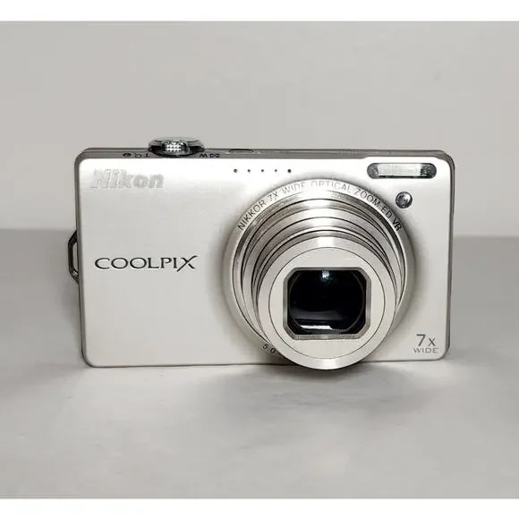 Nikon Coolpix S6000 Tested 14.2 MP Silver Digital Camera With Accessories - Picture 4 of 9